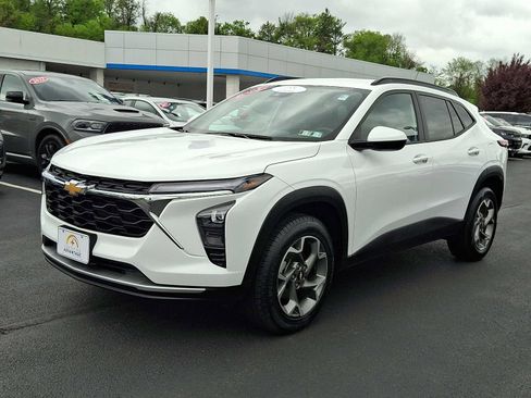 Used 2025 Chevrolet Trax LT w/ LT Convenience Package FWD image 3