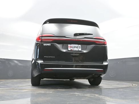Used 2023 Chrysler Pacifica Touring-L FWD image 40