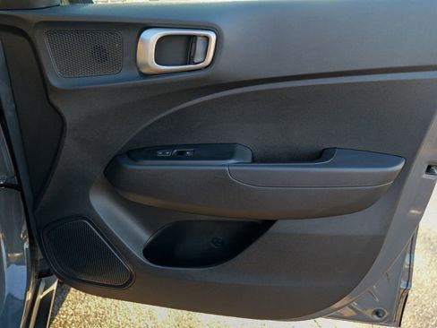 Used 2024 Hyundai Venue SEL image 30