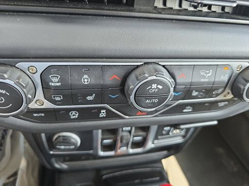 Used 2025 Jeep Wrangler Unlimited Sahara AWD/4WD image 26