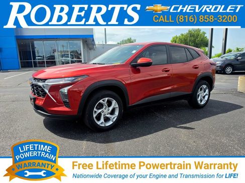Used 2024 Chevrolet Trax LS w/ LS Convenience Package FWD image 1