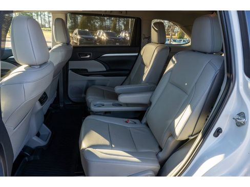 Used 2019 Toyota Highlander XLE image 14