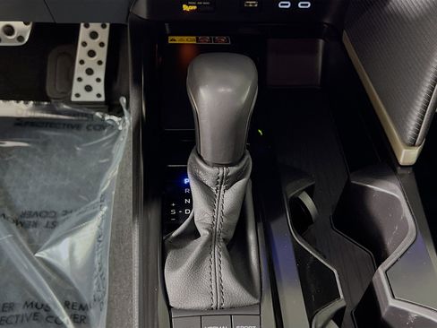 Used 2025 Toyota Camry SE w/ Convenience Package image 24