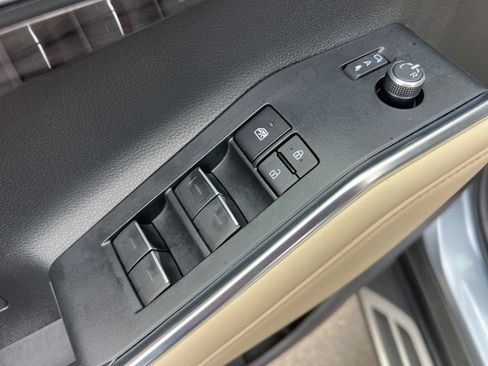 Used 2024 Toyota Highlander Platinum AWD/4WD image 10