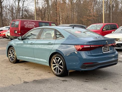 Certified 2025 Volkswagen Jetta SE w/ Sunroof Package image 5