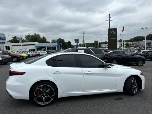 Used 2023 Alfa Romeo Giulia Veloce AWD/4WD image 3