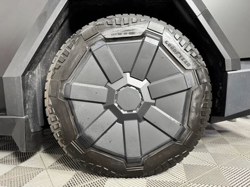 Used 2025 Tesla Cybertruck AWD Crew Cab image 41