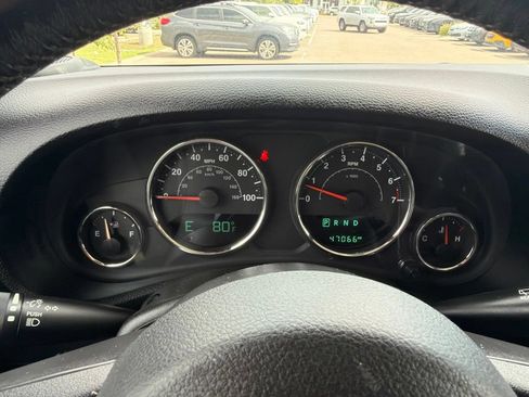 Used 2017 Jeep Wrangler Unlimited Sahara w/ Connectivity Group AWD/4WD image 29