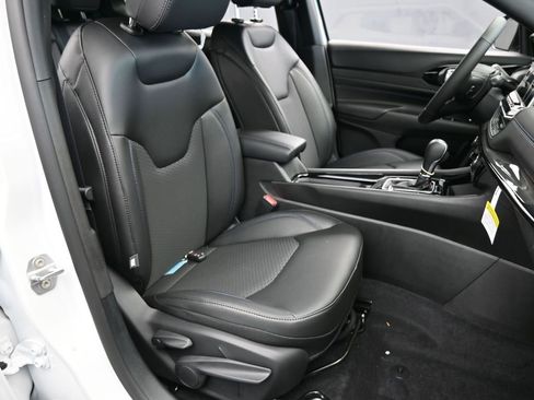 New 2026 Jeep Compass Latitude image 38