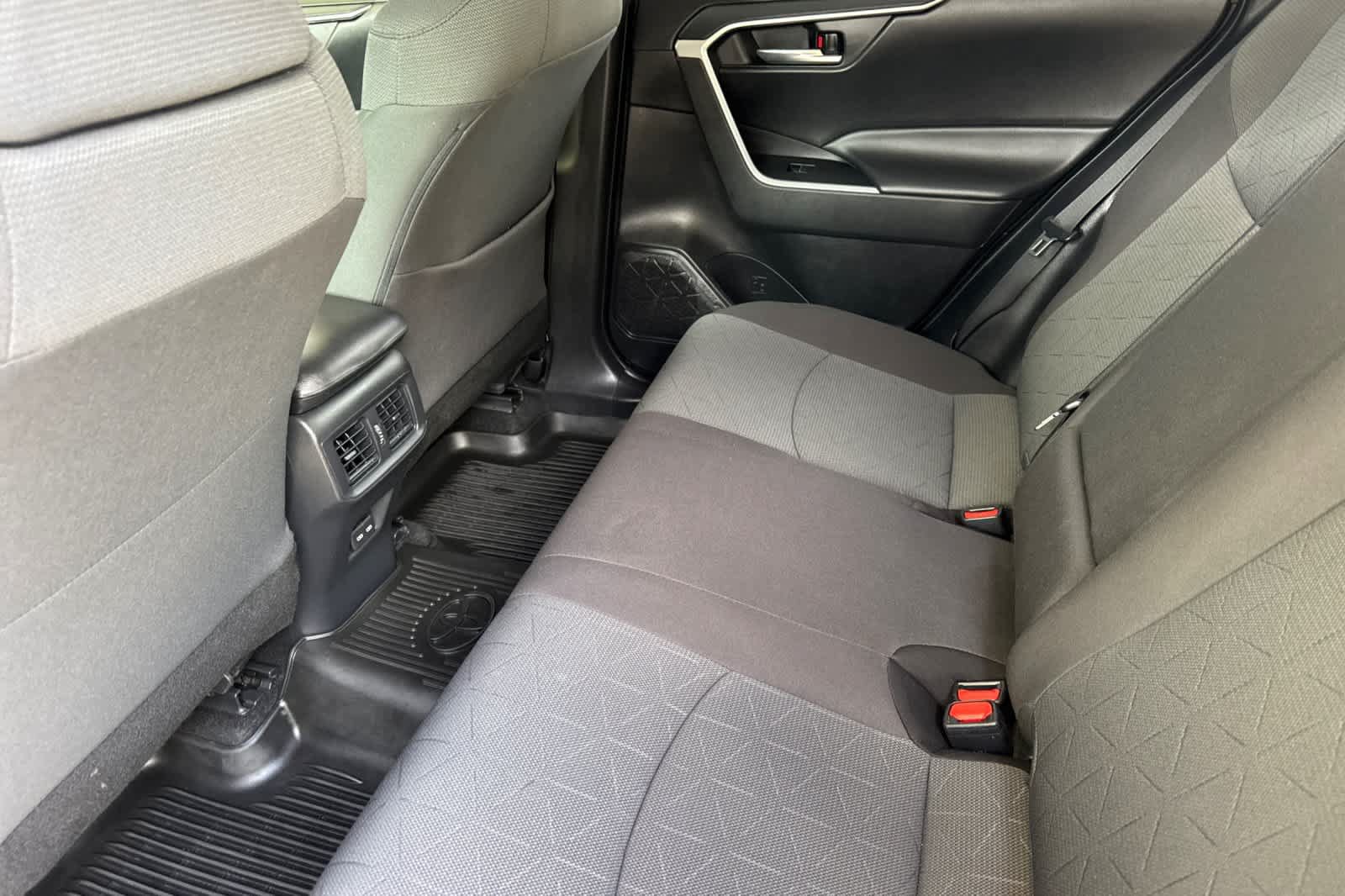Used 2022 Toyota RAV4 XLE AWD/4WD image 4
