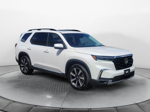 Used 2025 Honda Pilot Touring image 1
