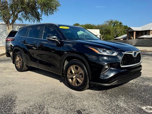 Used 2023 Toyota Highlander Bronze Edition FWD image 11