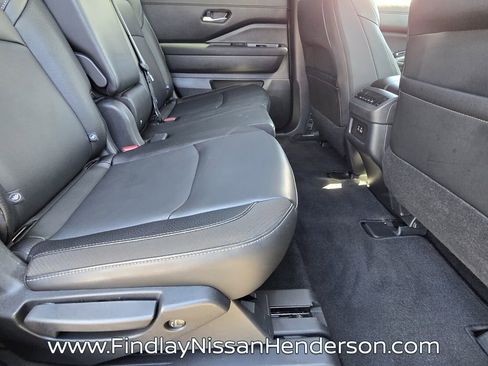 Used 2025 Nissan Pathfinder SL image 16