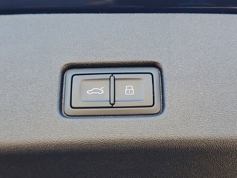 Used 2025 Audi Q4 e-tron Premium image 9