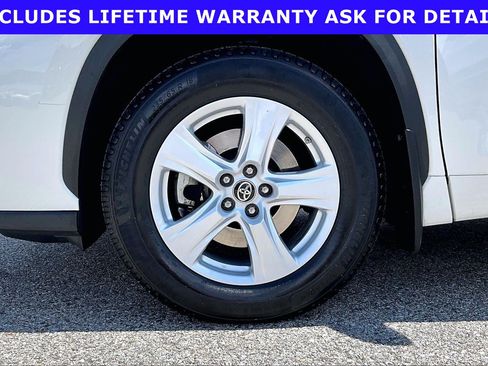 Used 2021 Toyota Highlander LE AWD/4WD image 8