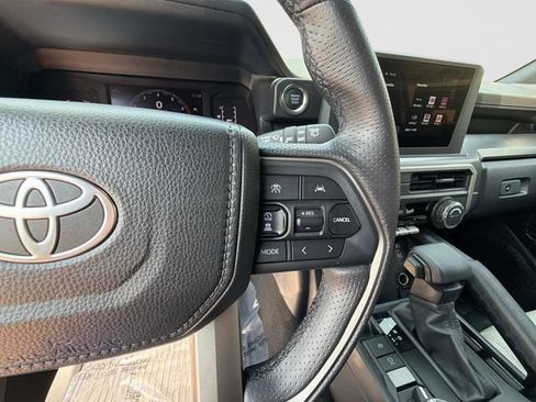 Used 2025 Toyota 4Runner SR5 AWD/4WD image 29