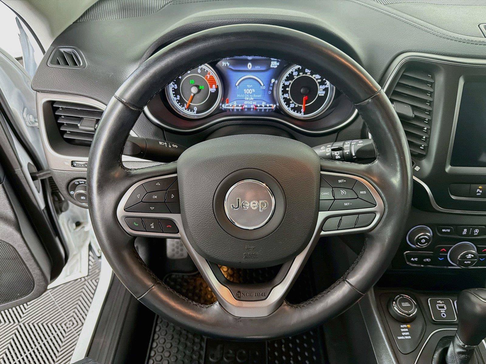 Used 2021 Jeep Cherokee Latitude Lux w/ Comfort/Convenience Group AWD/4WD image 3
