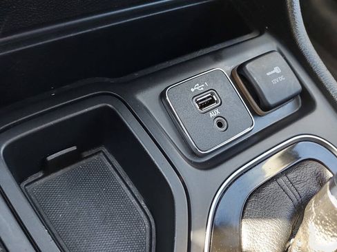 Used 2019 Jeep Cherokee Limited FWD image 20