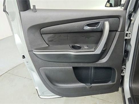 Used 2011 GMC Acadia SLE image 17