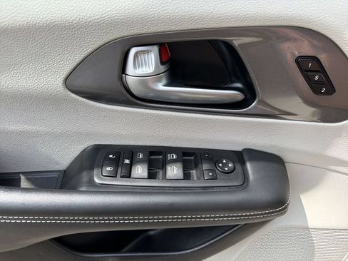 Used 2023 Chrysler Pacifica Touring-L FWD image 23