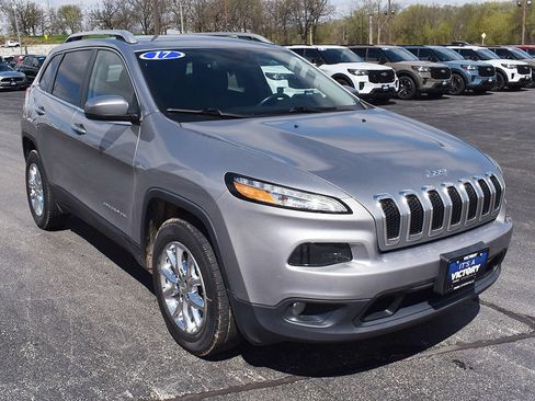 Used 2017 Jeep Cherokee Latitude w/ Safety/Convenience Group AWD/4WD image 12