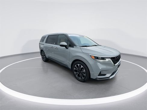 Used 2024 Kia Carnival EX image 2