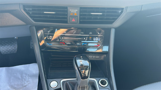 Used 2025 Volkswagen Jetta SE FWD image 21