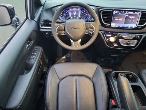 Used 2025 Chrysler Voyager LX FWD image 8