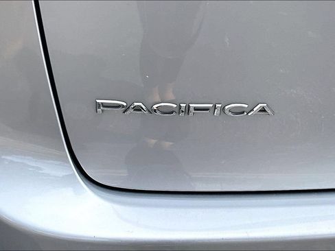 Used 2024 Chrysler Pacifica Touring-L FWD image 24