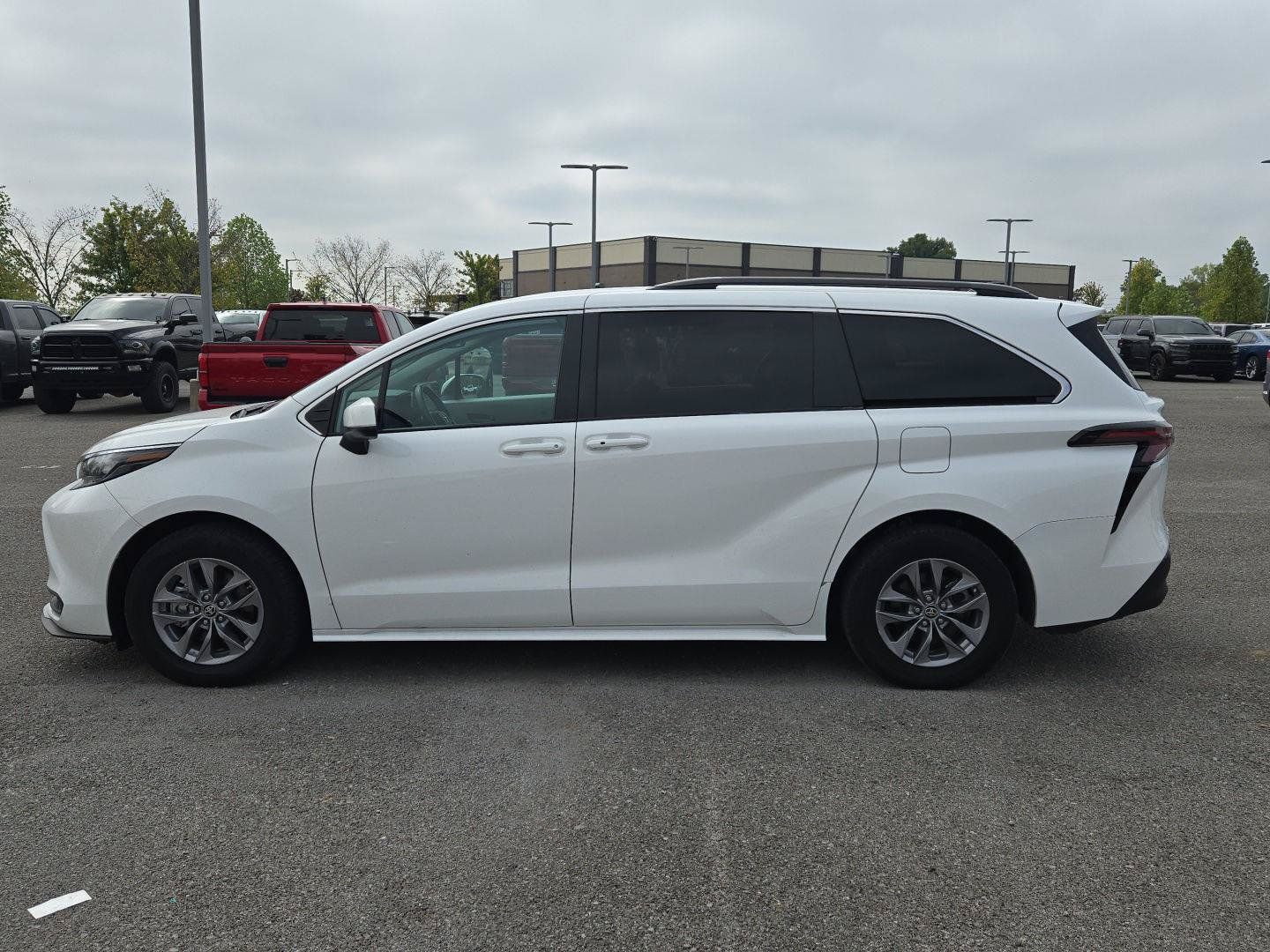 Used 2024 Toyota Sienna LE AWD/4WD image 4