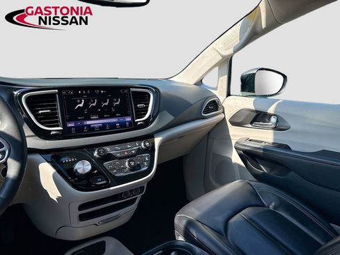 Used 2023 Chrysler Pacifica Touring-L FWD image 31