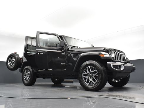 Used 2025 Jeep Wrangler Unlimited Sahara AWD/4WD image 29