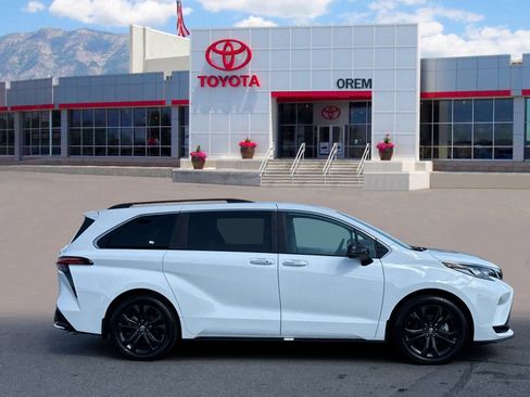 Used 2024 Toyota Sienna XSE FWD image 3