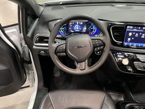 Used 2024 Chrysler Pacifica Select image 12