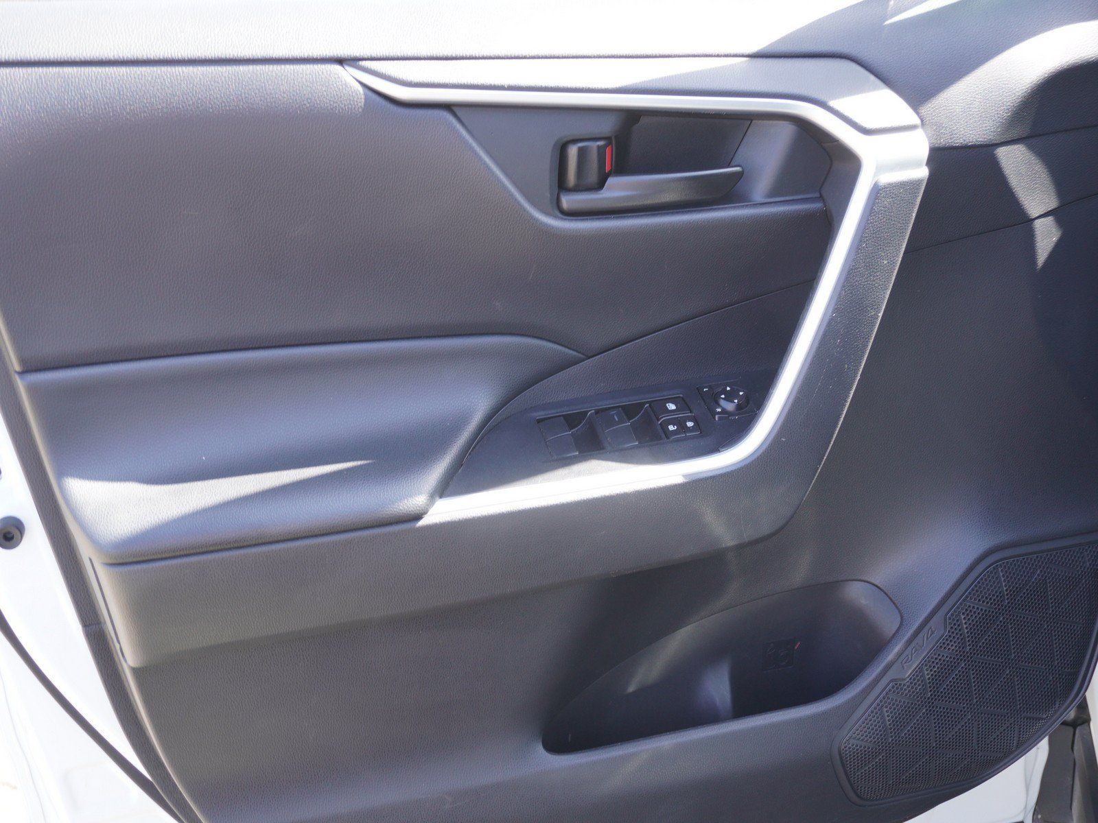 Used 2023 Toyota RAV4 LE AWD/4WD image 18