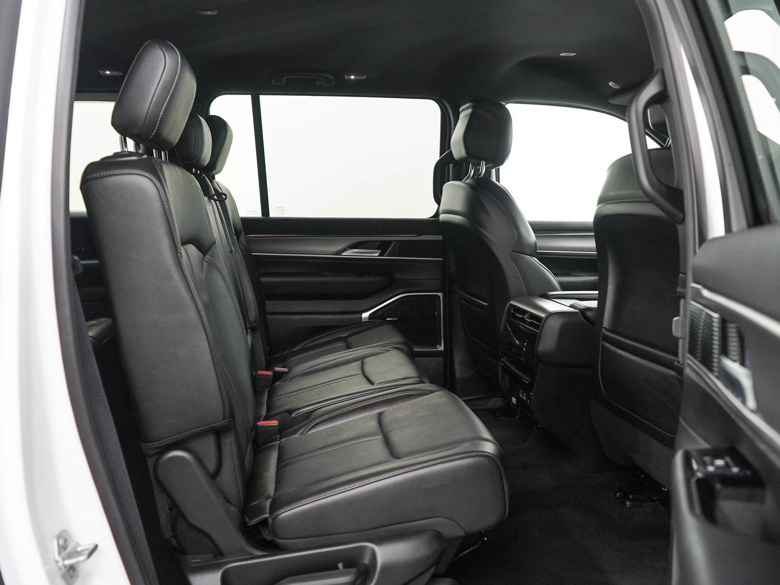 Used 2025 Jeep Wagoneer L Series II w/ 8-pass Seating Package AWD/4WD image 12