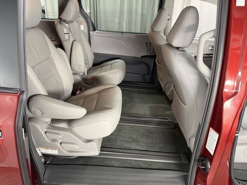 Used 2017 Toyota Sienna image 8