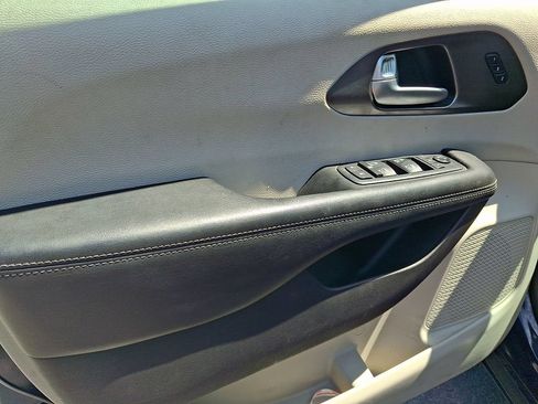 Used 2019 Chrysler Pacifica Limited w/ Tire & Wheel Group FWD image 14