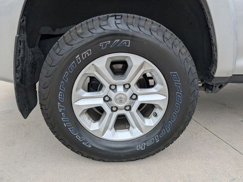 Used 2020 Toyota 4Runner SR5 AWD/4WD image 12