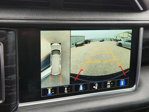 Used 2022 GMC Yukon XL Denali image 16