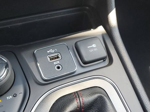 Used 2019 Jeep Cherokee Trailhawk w/ Cold Weather Group AWD/4WD image 29