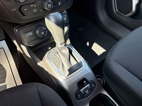 Used 2022 Jeep Renegade Latitude w/ Convenience Group AWD/4WD image 18