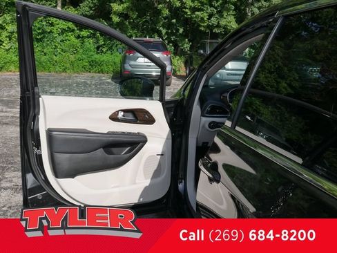 Used 2022 Chrysler Pacifica Limited AWD/4WD image 20