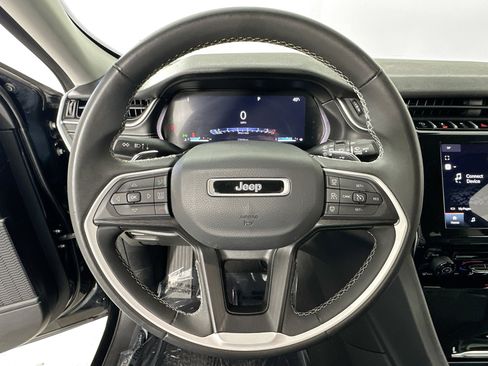 Used 2023 Jeep Grand Cherokee Laredo image 11