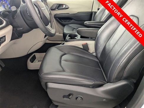 Certified 2024 Chrysler Pacifica Touring-L image 13
