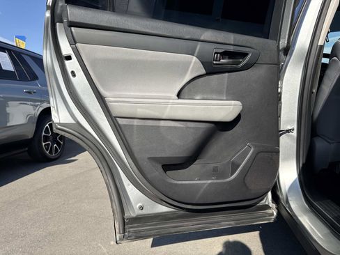 Used 2021 Toyota Highlander L image 22