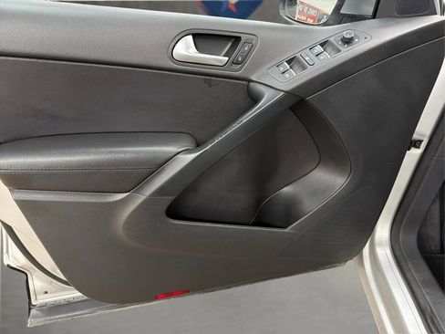 Used 2016 Volkswagen Tiguan SE image 40
