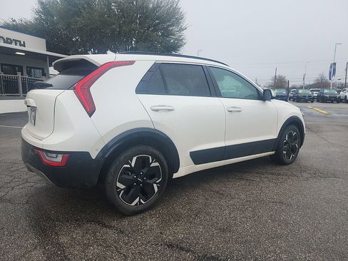 Used 2023 Kia Niro Wave image 3