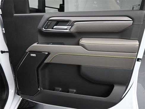 Used 2024 Chevrolet Silverado 2500 ZR2 w/ Technology Package image 9