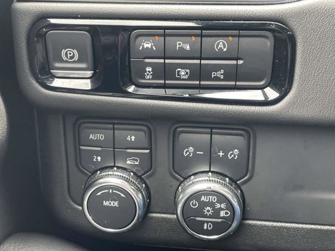 Used 2025 GMC Yukon XL Denali AWD/4WD image 23